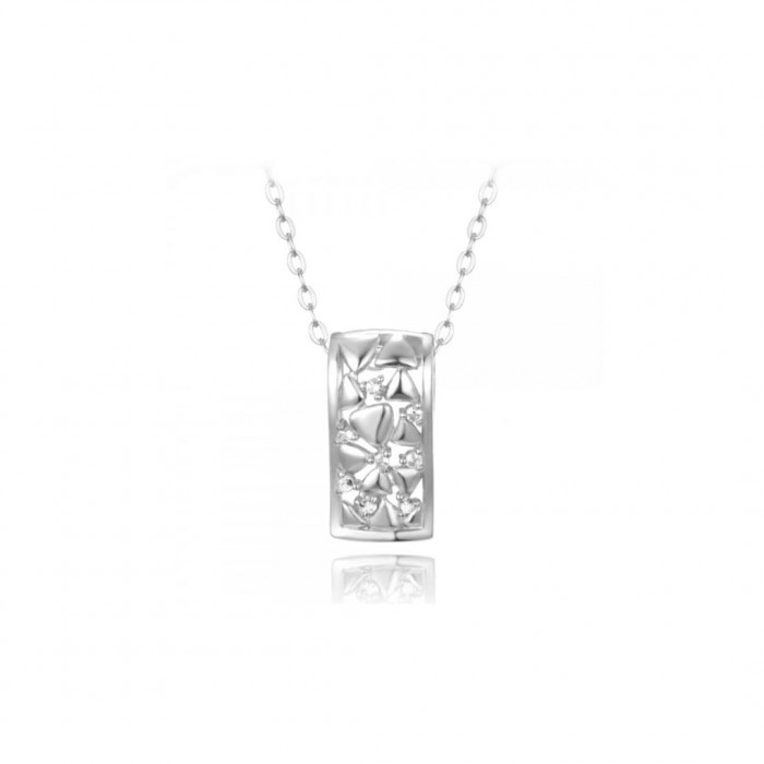 Naszyjnik srebrny z ażurową zawieszką z cyrkoniami